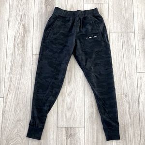 Alphalete Men’s joggers camo